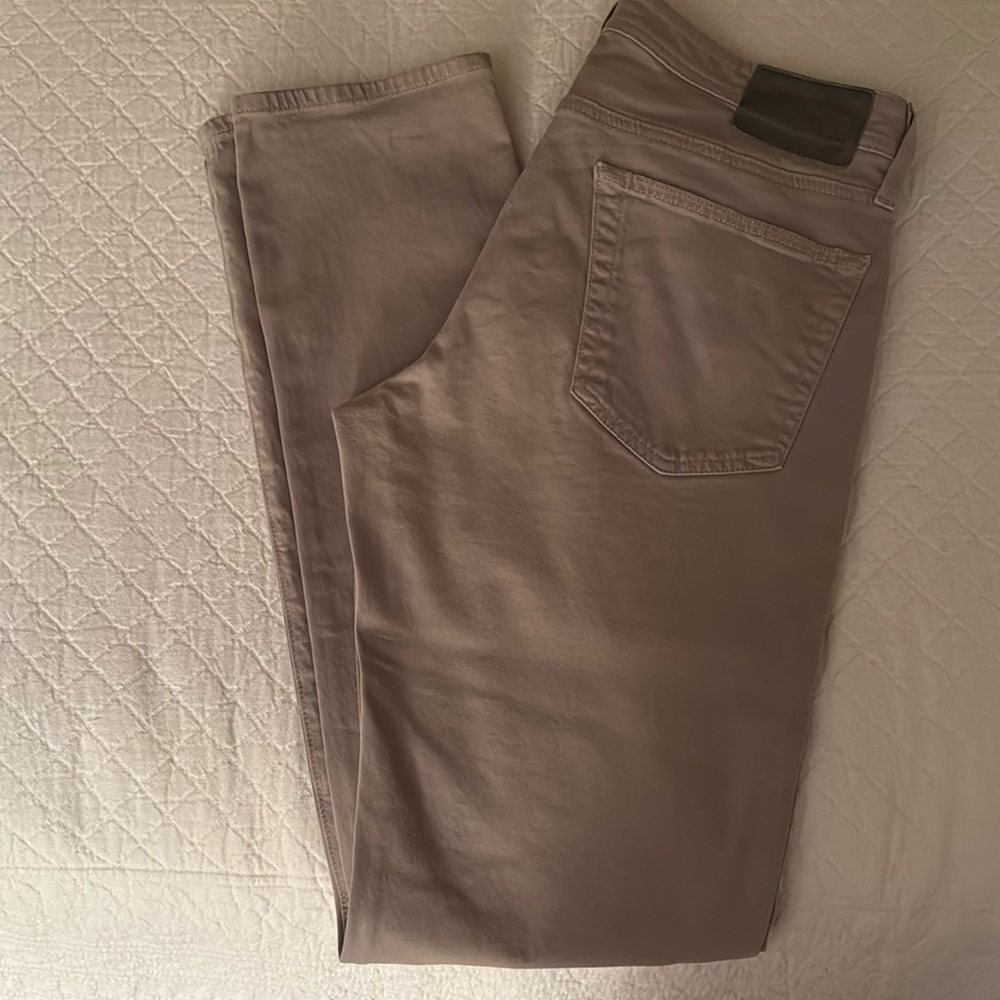 AG Tellis Modern Slim Pants 33x34 Khaki

Worn a few times. Like new condition